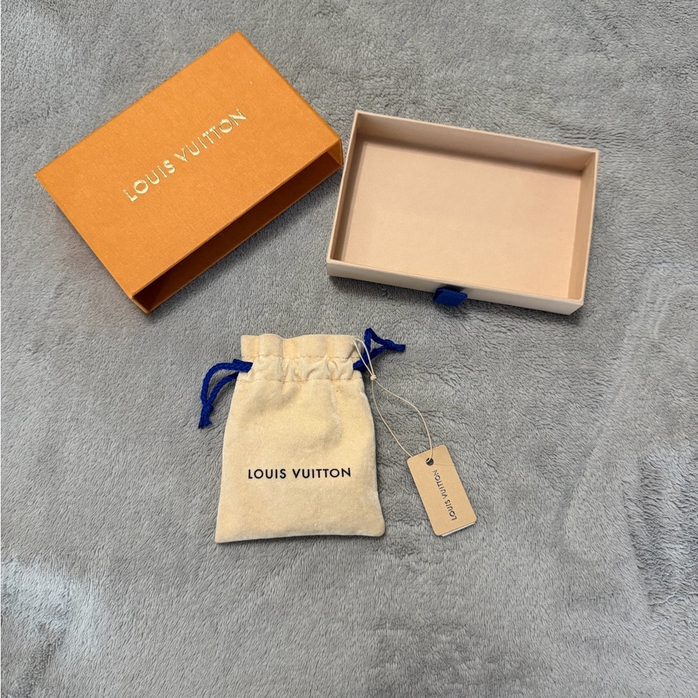 🆕 Price firm Louis Vuitton Gold Logo Hoop Earrings new in box - Picture 4 of 7